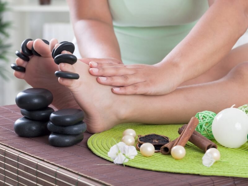 Massage chân bằng đá nóng