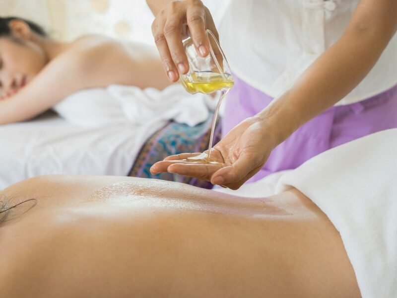 Massage toàn thân bằng tinh dầu