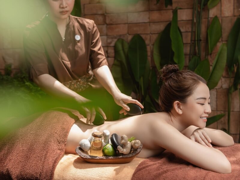 Massage kết hợp liệu pháp (dầu, đá nóng, thái)
