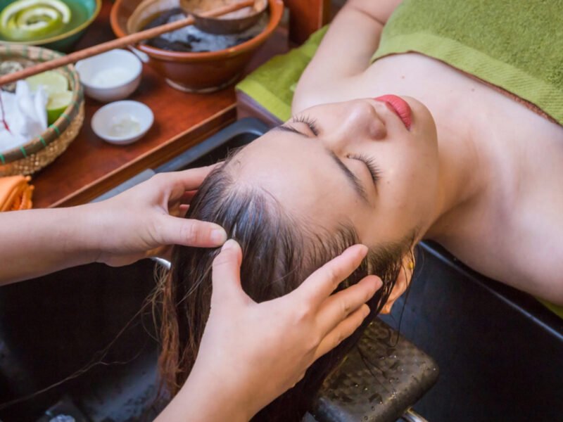 Gội đầu massage vai cổ gáy